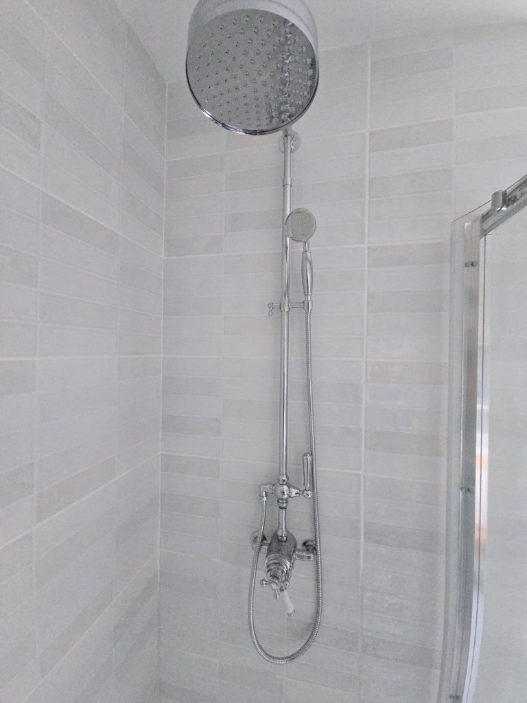 Victorian-style thermostatic valve and rigid riser